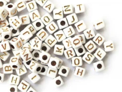 200 Mini Perles Carrées - Cubes En Plastique - Lettres Alphabet - Blanc Et Doré - 4,5 Mm