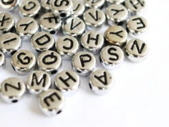 200 Perles Rondes En Plastique - Lettres Alphabet - Argenté Et Noir