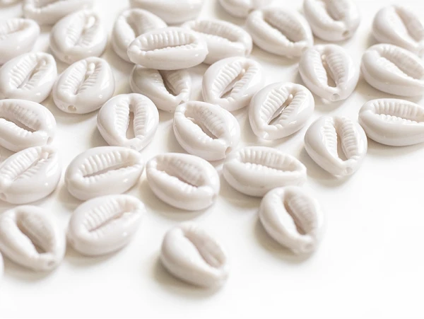 50 Perles Coquillages Cauri En Plastique - Blanc – Image 3