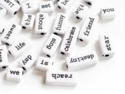 50 Perles En Plastique - Mots - Noir Et Blanc