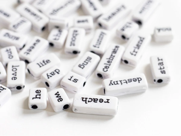 50 Perles En Plastique - Mots - Noir Et Blanc – Image 4