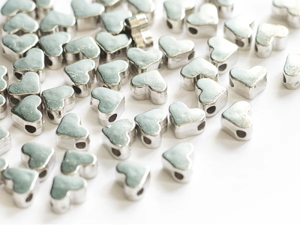 50 Petites Perles En Plastique - Cœurs Argentés – Image 5