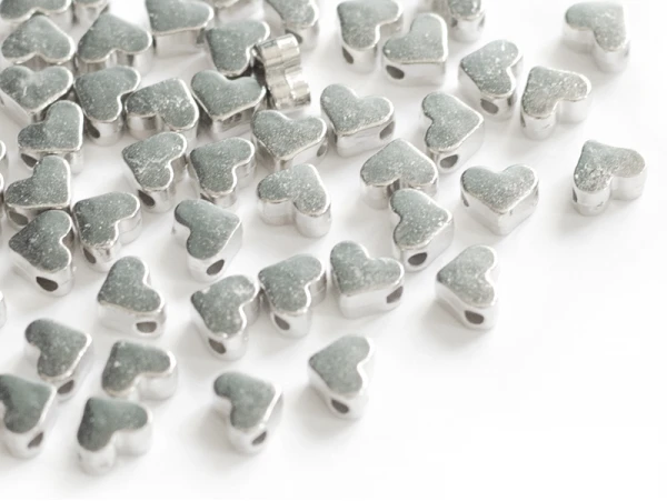 50 Petites Perles En Plastique - Cœurs Argentés
