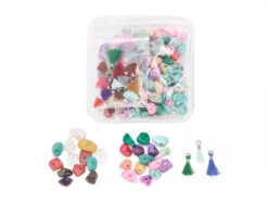 Boîte De Perles Naturelles Et Synthétiques Et Pendentifs Pompons